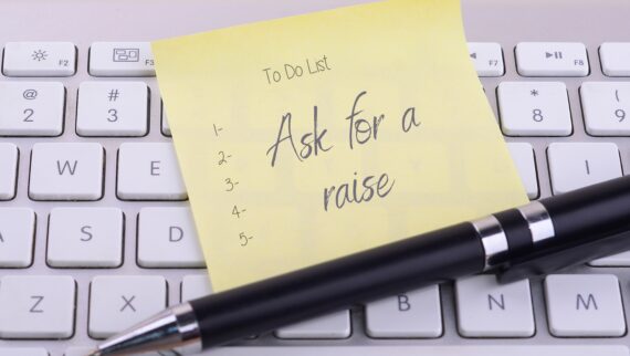 A to do list written on a postit. The only item in the agenda is to ask for a raise.